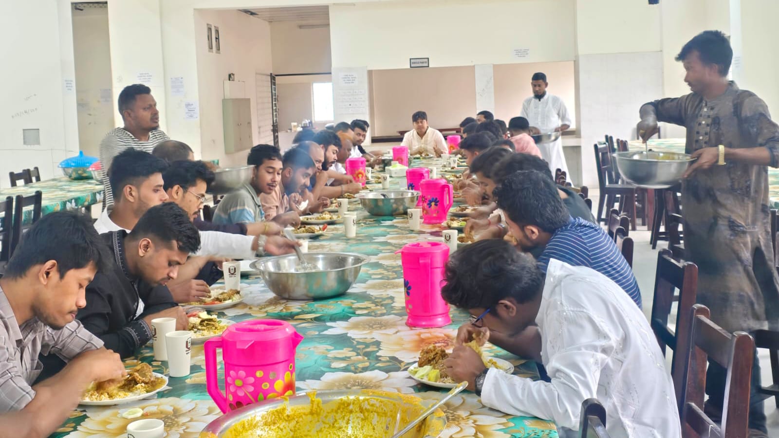 বাড়ি না ফেরা শিক্ষার্থীদের সাথে ঈদের আনন্দ ভাগাভাগিতে সামিল হল প্রভোস্ট ড. কামরুজ্জামান