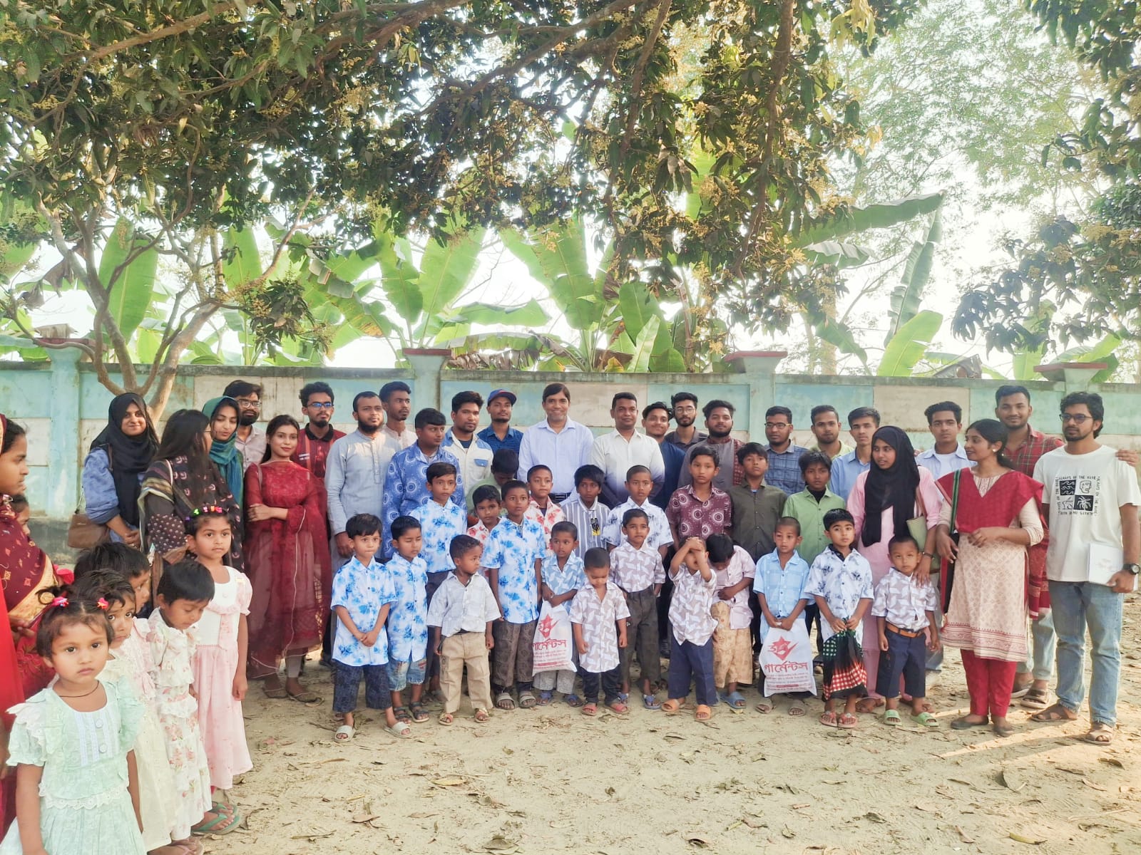 নবজাগরণ ফাউন্ডেশনের উদ্যোগে রাবিতে সুবিধাবঞ্চিত শিশুদের মাঝে ঈদ উপহার