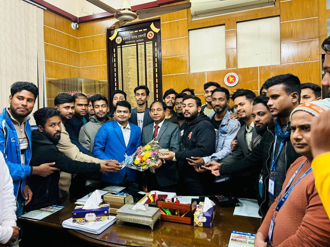 রাজশাহী কলেজের নবনিযুক্ত অধ্যক্ষ ও উপাধ্যক্ষকে ছাত্রদলের ফুলেল শুভেচ্ছা