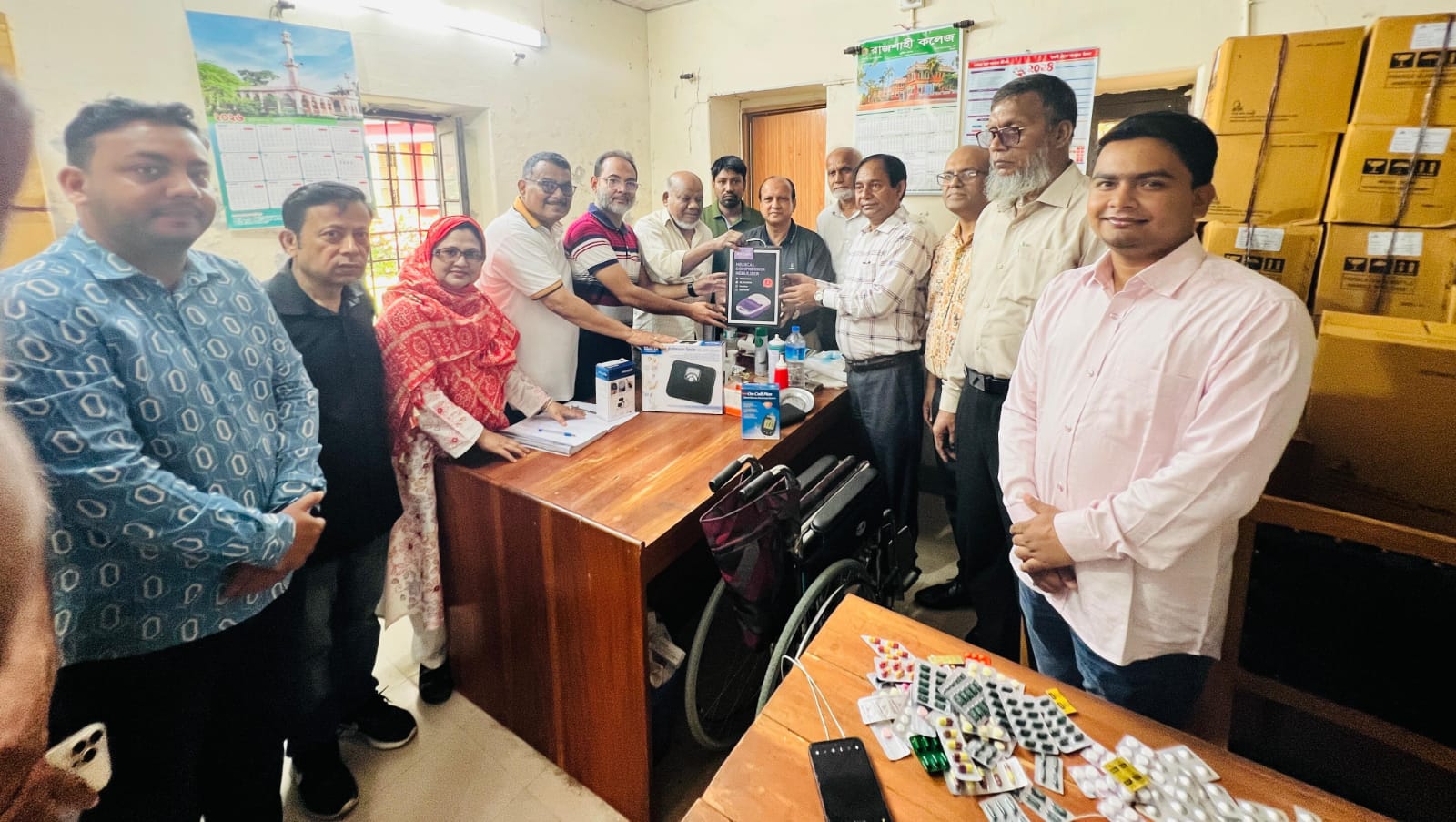 রাজশাহী কলেজ স্বাস্থ্যকেন্দ্রে চিকিৎসা উপকরণ দিল এইচএসসি অ্যালামনাই অ্যাসোসিয়েশন