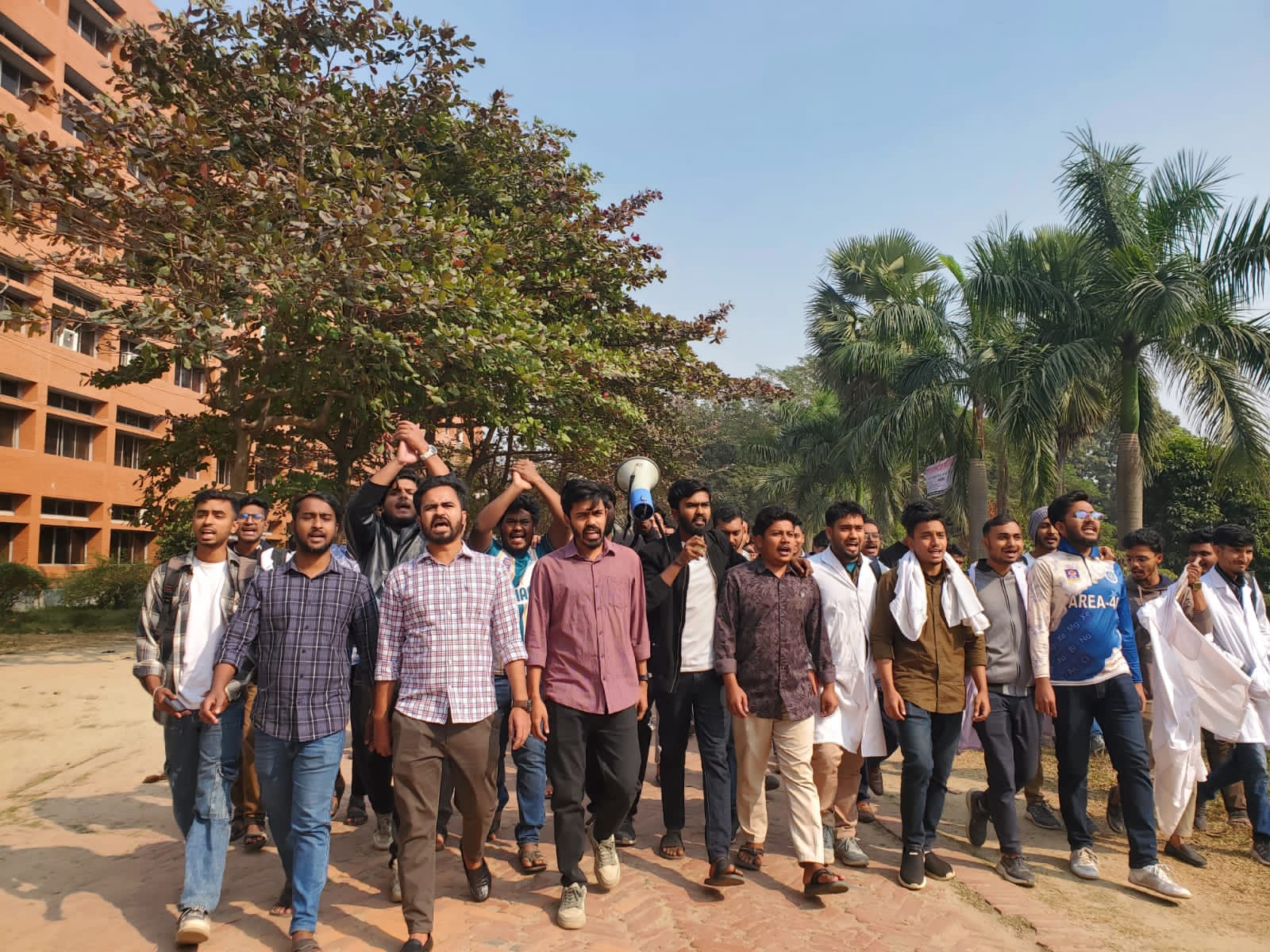 গণ বিশ্ববিদ্যালয়ে শিক্ষকের নামে অপপ্রচারের বিরুদ্ধে শিক্ষার্থীদের প্রতিবাদ