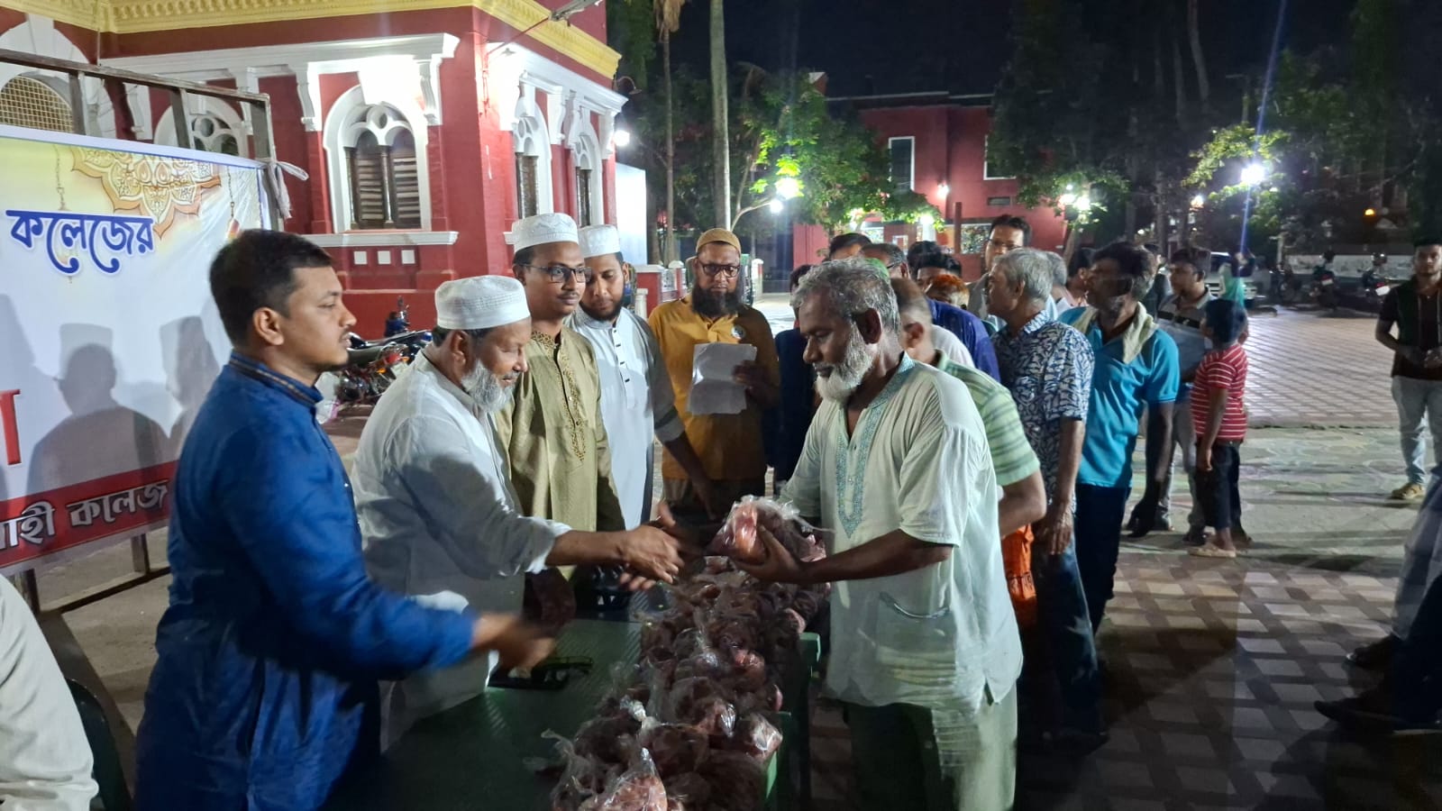 ছাত্রশিবির উদ্যোগে রাজশাহী কলেজ কর্মচারীদের মাঝে গোস্ত বিতরণ