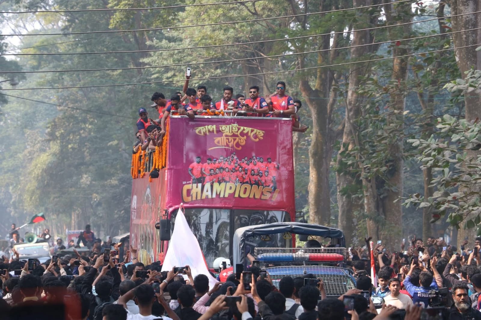 ছাদখোলা বাসে রাজশাহী ওয়ারিয়র্সকে সংবর্ধনা