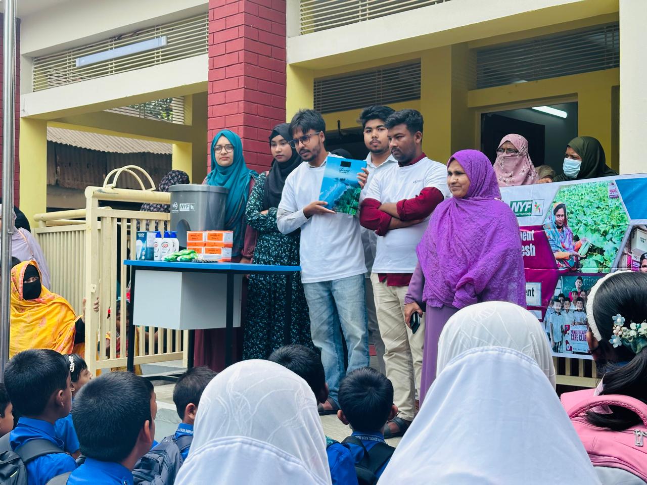 পরিচ্ছন্ন ও নিরাপদ স্কুল গড়তে স্বাস্থ্য উপকরণ বিতরণ যুব ফোরামের