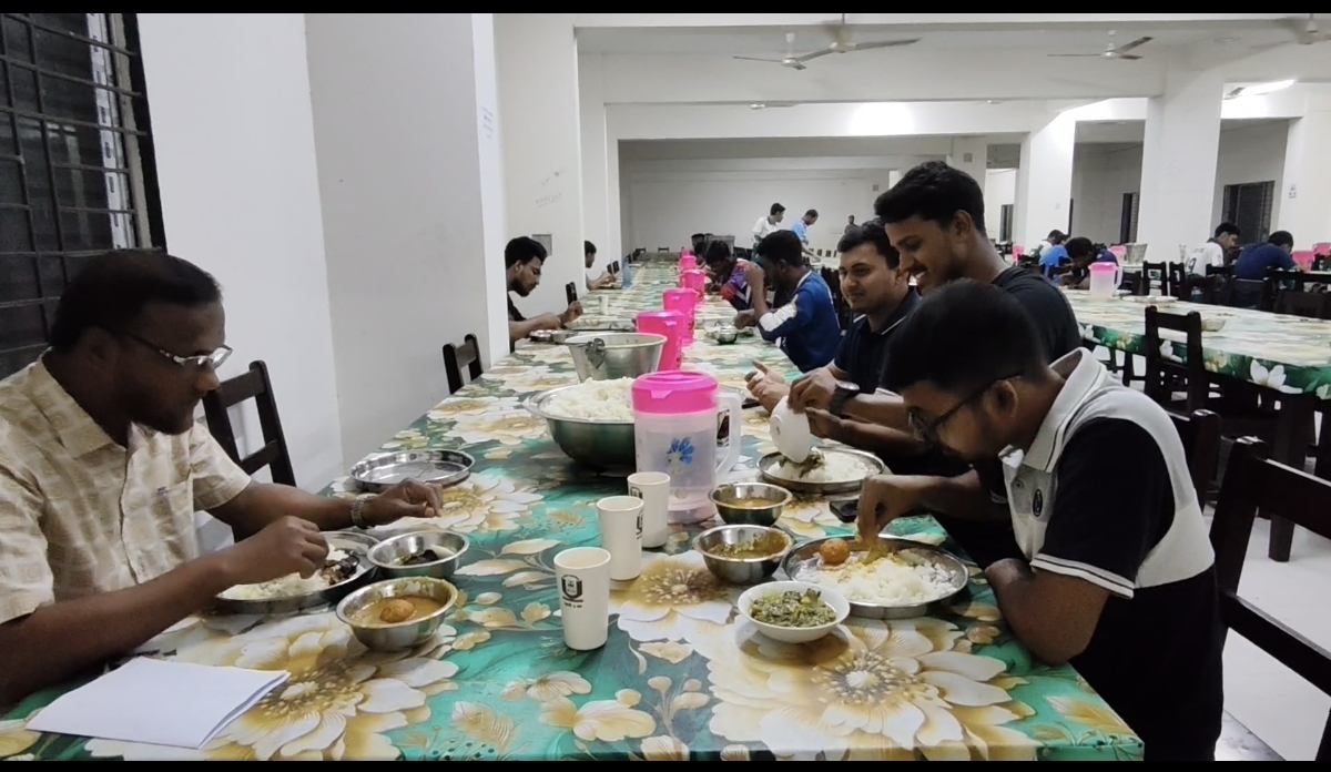 শিক্ষার্থীদের সঙ্গে একই টেবিলে সহকারী প্রভোস্টের রাতের খাবার