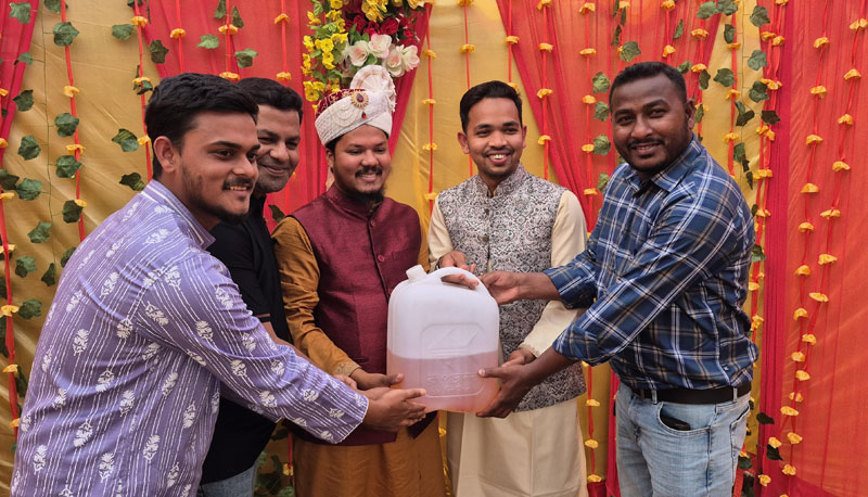 বিয়েতে ৫ লিটার অকটেন উপহার পেলেন বর