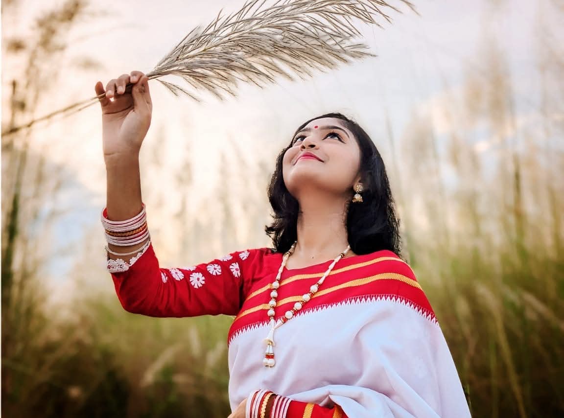 শরতের সাদা মেঘ যেন মাটিতে