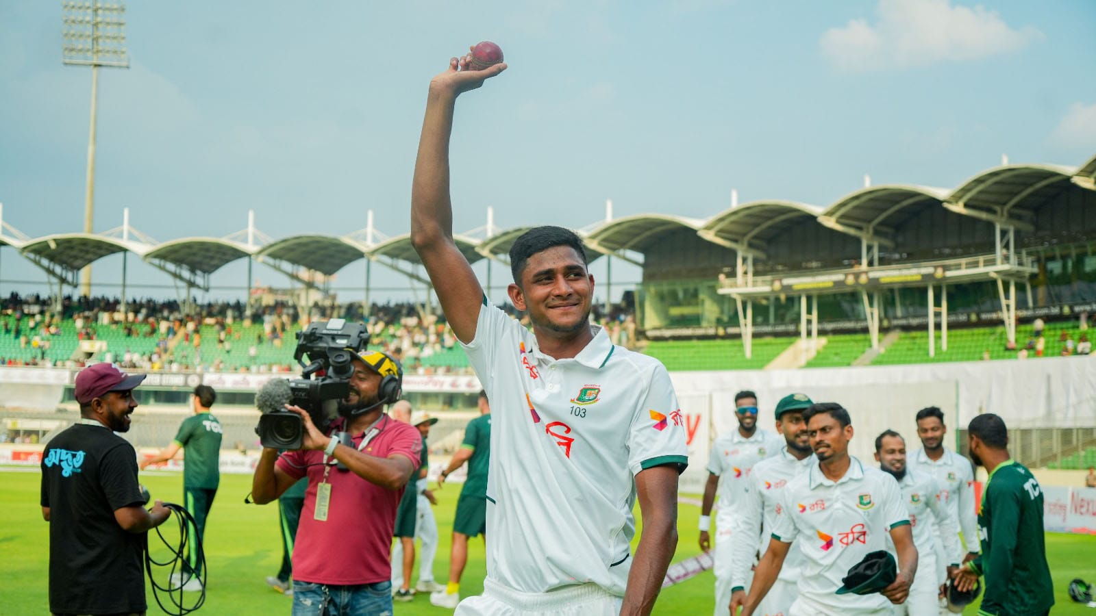পাকিস্তানকে গুটিয়ে দিলেন রানা, লিড নিল বাংলাদেশ
