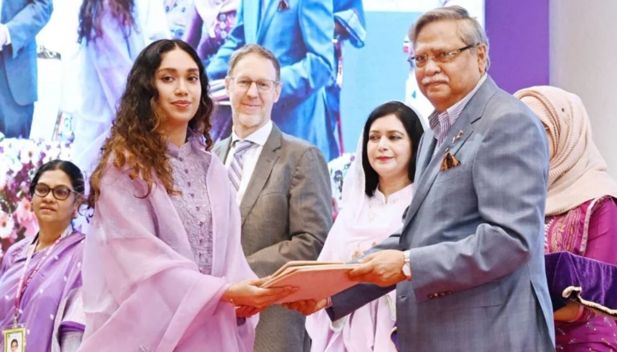 বেগম খালেদা জিয়ার মরণোত্তর পুরস্কার নিলেন নাতনি জাইমা রহমান