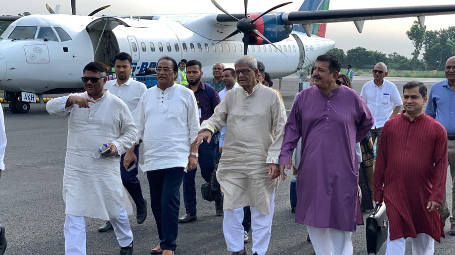 রাষ্ট্রীয় সফরে রাজশাহীতে দুই মন্ত্রী, বিমানবন্দরে উষ্ণ অভ্যর্থনা