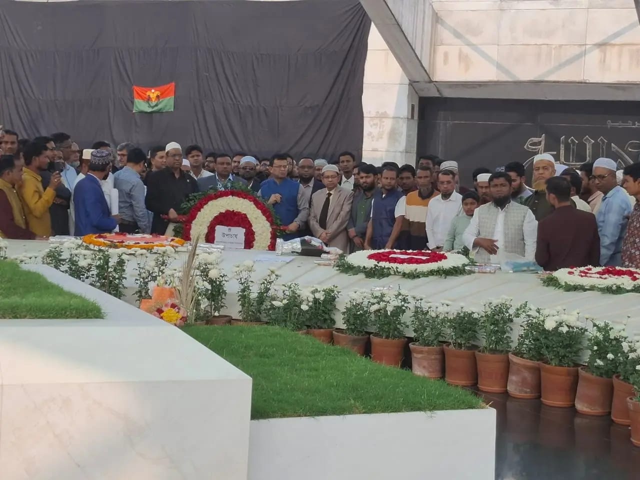 খালেদা জিয়ার কবর জিয়ারতে নোবিপ্রবির গাড়ি ব্যবহার, শিক্ষার্থীদের ক্ষোভ