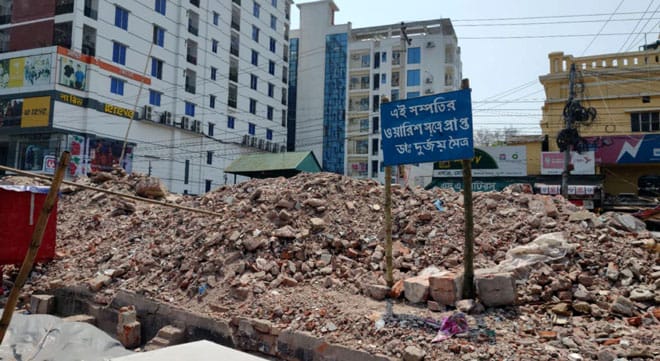 গুঁড়িয়ে দেওয়া আ.লীগ কার্যালয়ের জমিতে মালিকানার সাইনবোর্ড