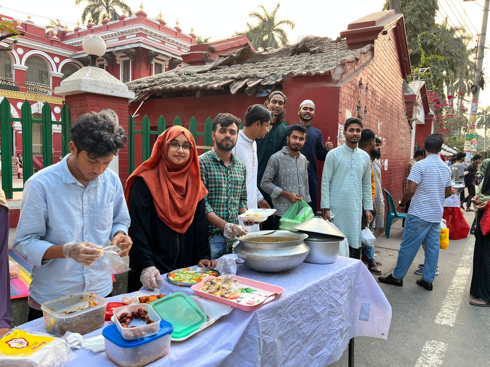 শিক্ষার্থীদের উদ্যোগে স্বল্পমূল্যে স্বাস্থ্যকর ইফতার