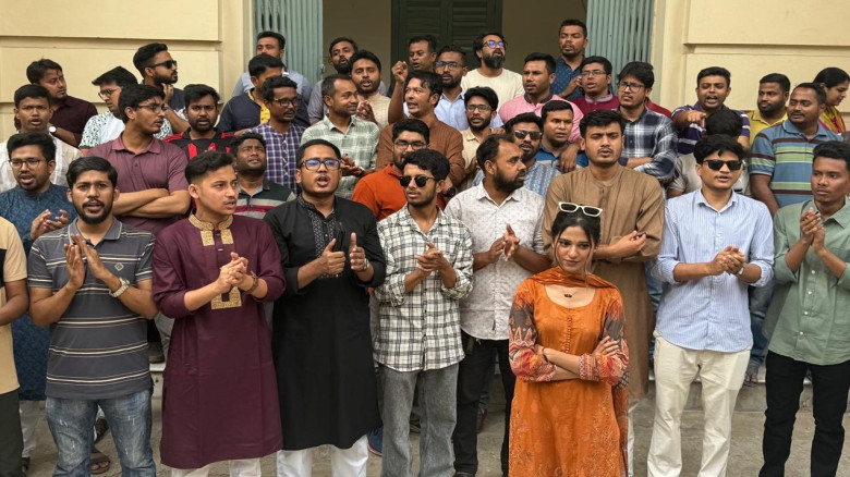 সাংবাদিকদের ওপর হামলার বিচার দাবিতে জবি ছাত্রদলের বিক্ষোভ