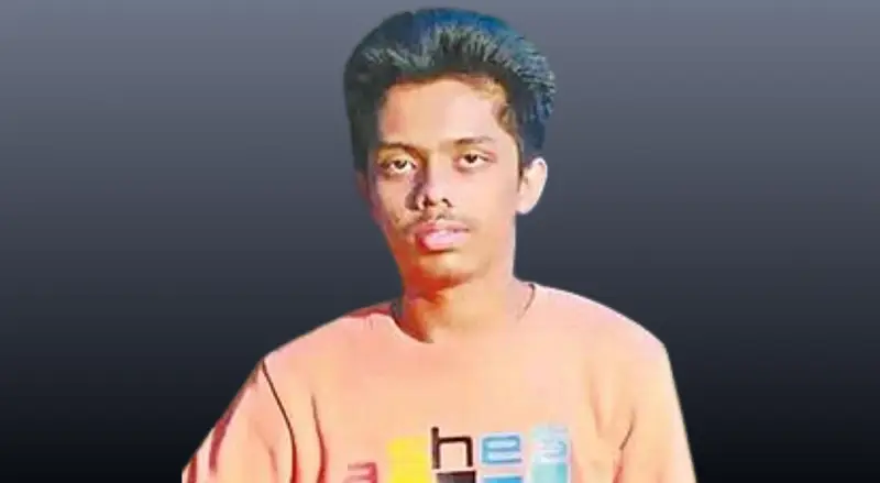 ছেলের কবর থেকে লাল-সবুজ পতাকা সরিয়ে নিলেন শহীদ আনাসের বাবা