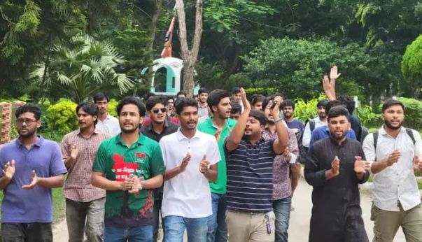 নিষিদ্ধ আ. লীগের অপতৎপরতায় ইবি ছাত্রদলের বিক্ষোভ