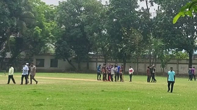 অনুমতি জটিলতায় প্রীতি ম্যাচ স্থগিত, ক্ষোভ আবাসিক শিক্ষার্থীদের