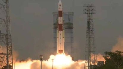 ১৬ স্যাটেলাইট নিয়ে মহাকাশে হারিয়ে গেল ভারতীয় রকেট।