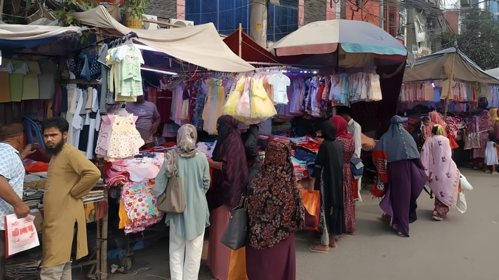 রাজশাহীতে ঈদ বাজারে ফুটপাতেই ভিড়, সাশ্রয়ী দামে কেনাকাটায় ঝুঁকছে মানুষ