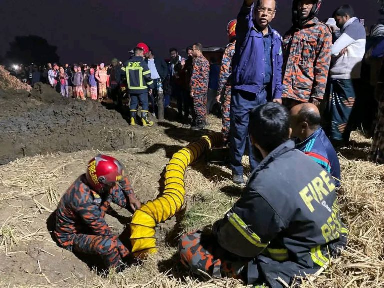 রাজশাহীর তানোরে পরিত্যক্ত নলকূপে দুই বছরের শিশু আটকা, চলছে মরিয়া উদ্ধার অভিযান