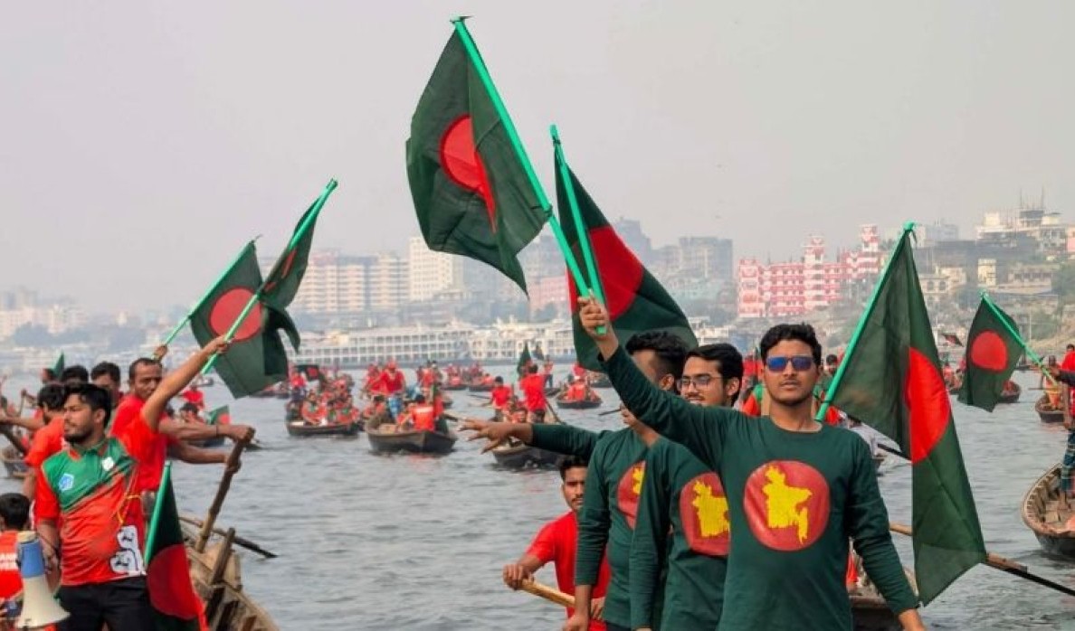বিজয় দিবসে জবি শিবিরের ব্যতিক্রমী নৌ র্যালি