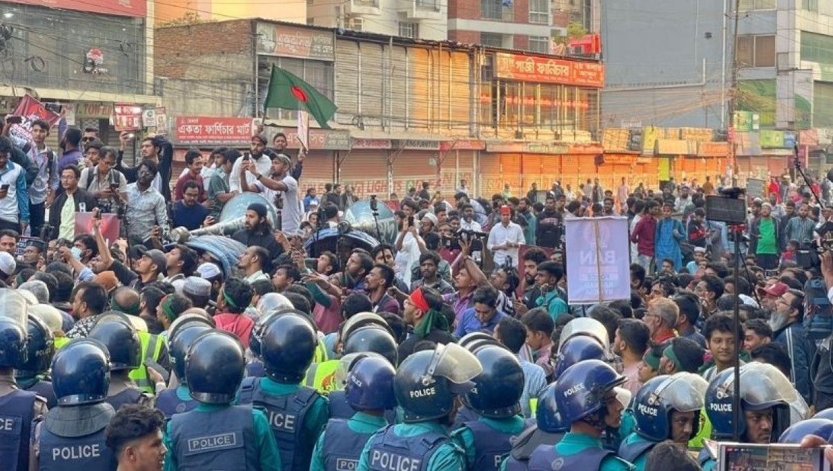 দূতাবাসে যাওয়ার আগেই বাধার মুখে ঐক্যবদ্ধ মোর্চা জুলাই ঐক্য, বসে পড়ল আন্দোলনকারীরা