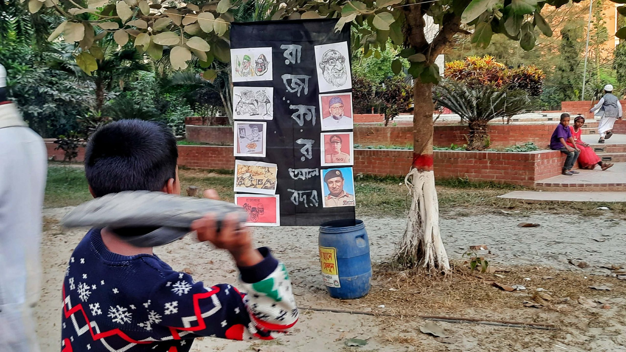 রাজাকারের প্রতিকৃতিতে জুতা নিক্ষেপ
