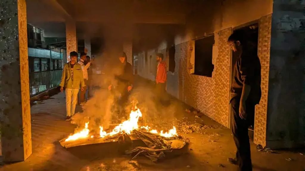 খুলনায় আ.লীগ কার্যালয়ে আগুন দিয়েছে বিক্ষুব্ধ ছাত্র-জনতা