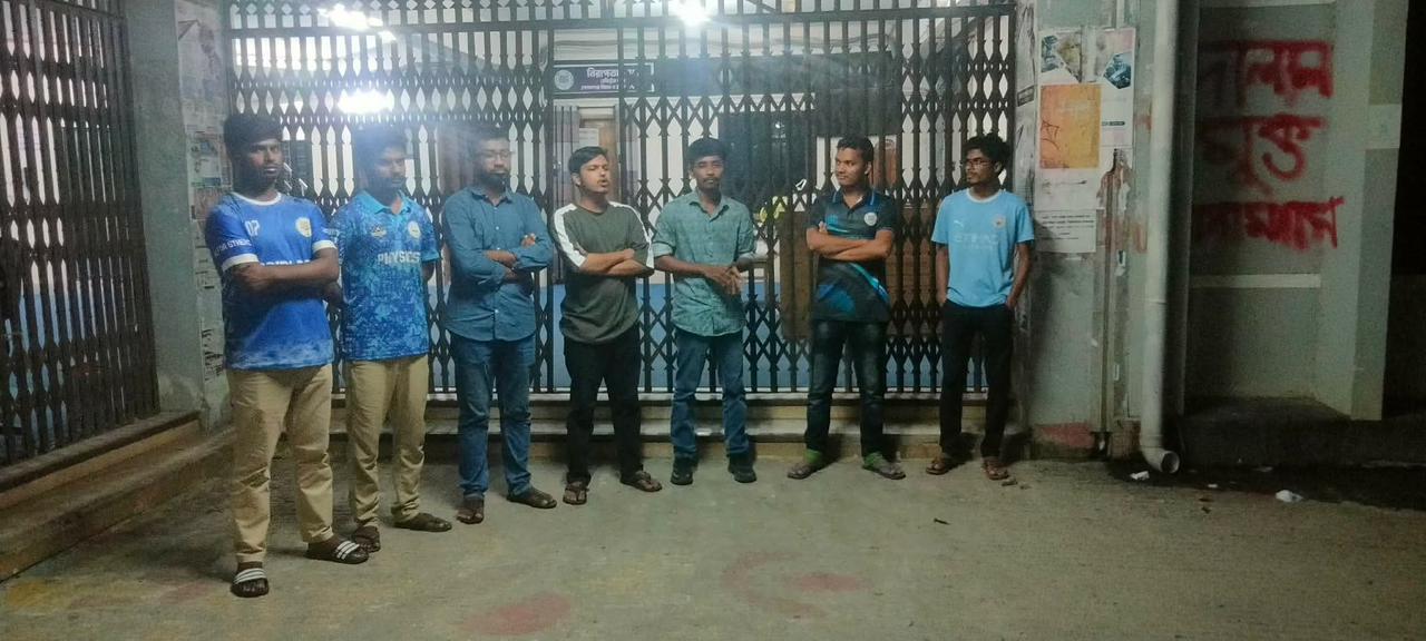 মাঝরাতে ভিসির পদত্যাগ চাইলেন বামপন্থী ৭ শিক্ষার্থী, দিলেন আল্টিমেটাম!