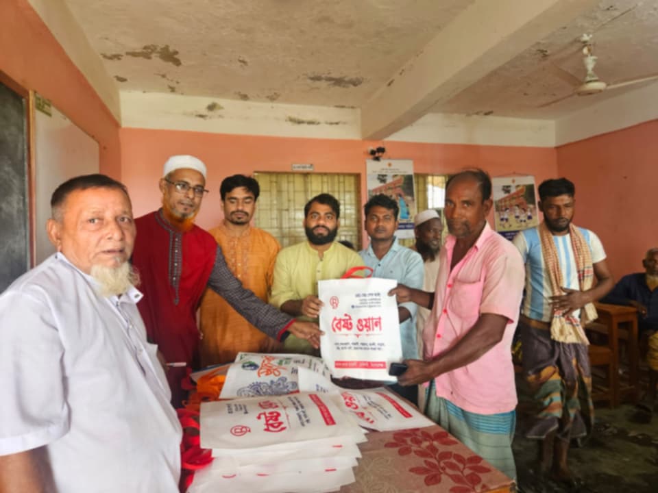 কান্দিপাড়া প্রবাসী কল্যাণ সংগঠনের উদ্যোগে পাঞ্জাবি ও শাড়ি বিতরণ