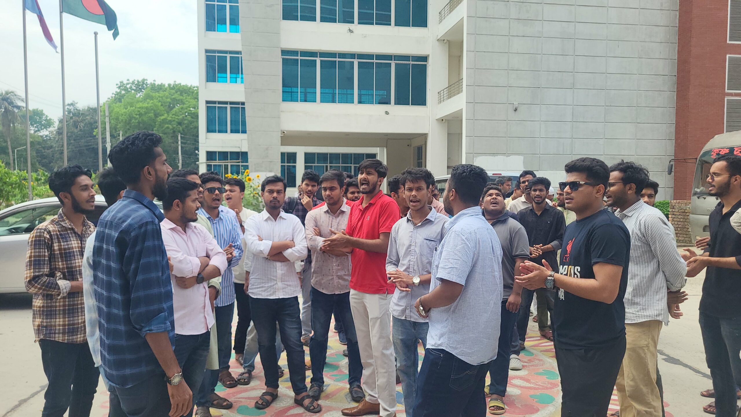 নানা অভিযোগে মাভাবিপ্রবি প্রক্টরের পদত্যাগের দাবিতে প্রশাসনিক ভবনে তালা, অবরুদ্ধ উপাচার্য
