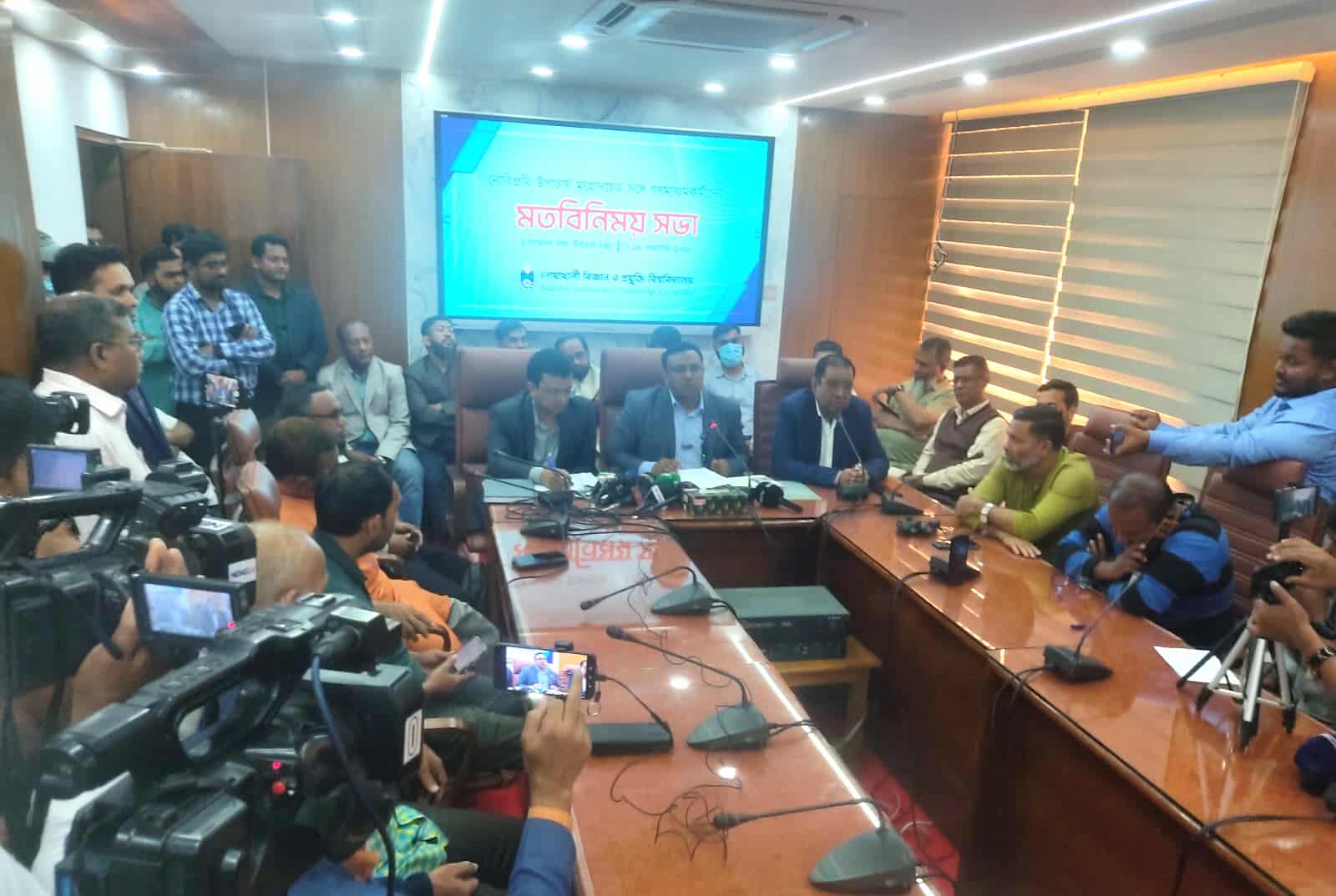 গণমাধ্যমকর্মীদের সঙ্গে নোবিপ্রবি উপাচার্যের মতবিনিময়