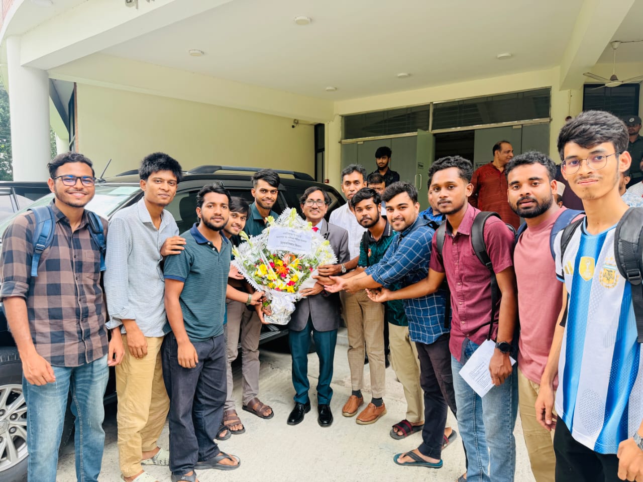 মাভাবিপ্রবির নবনিযুক্ত উপাচার্যকে হিসাববিজ্ঞান বিভাগের ফুলেল শুভেচ্ছা