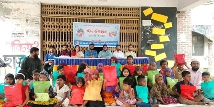 ইবি সিআরসি’র উদ্যোগে পথশিশুদের ঈদ উপহার প্রদান