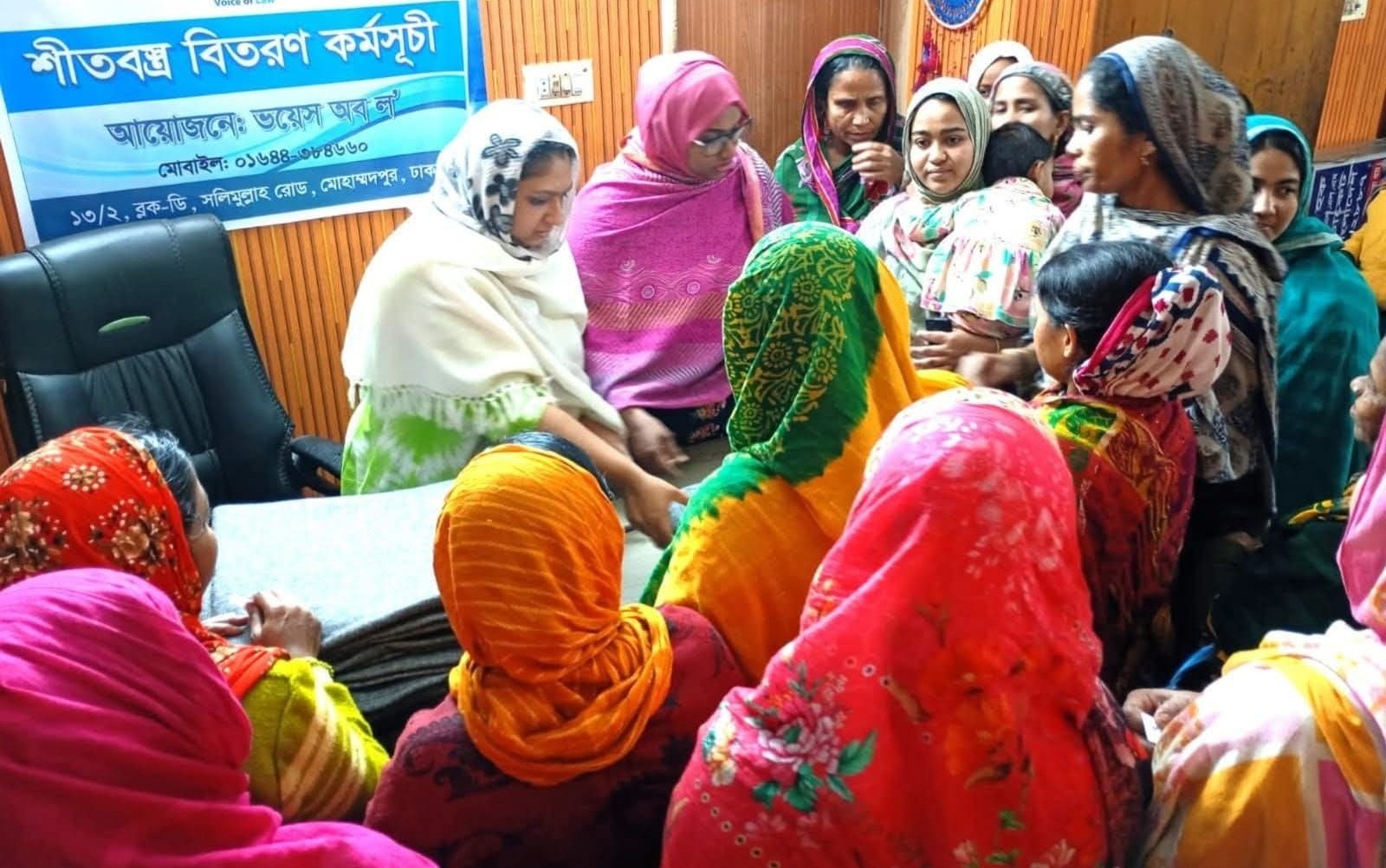 অসহায় ও একক মায়েদের মাঝে ভয়েস অব ল’ ফাউন্ডেশনের শীতবস্ত্র বিতরণ