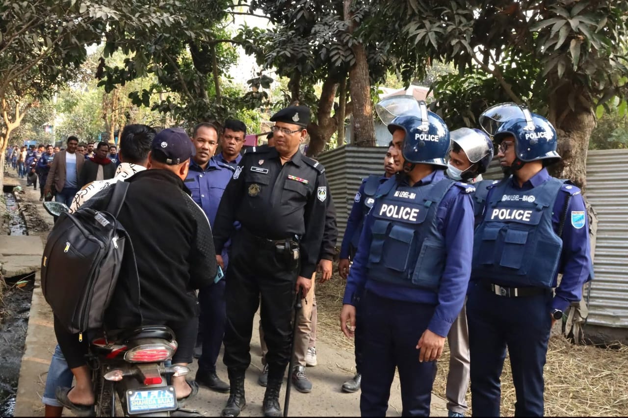 নরসিংদীতে আইন-শৃঙ্খলা রক্ষায় পুলিশ-র্যাব-প্রশাসনের যৌথ অভিযান