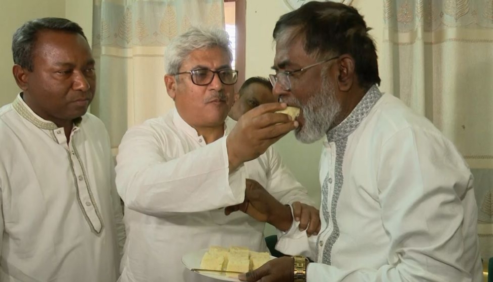 ফুল-মিষ্টি নিয়ে জামায়াত প্রার্থীর বাড়িতে বিএনপির বিজয়ী প্রার্থী