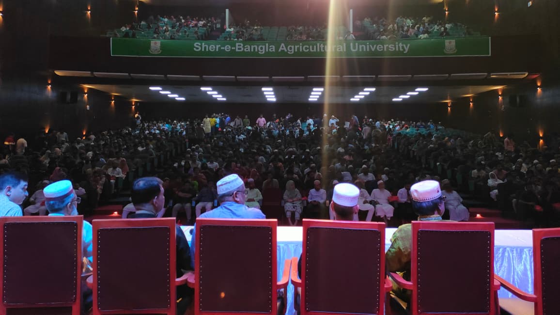 ছুটির মধ্যে শেকৃবি প্রশাসনের ইফতার, খাবার সংকটে অসন্তোষ শিক্ষার্থীদের