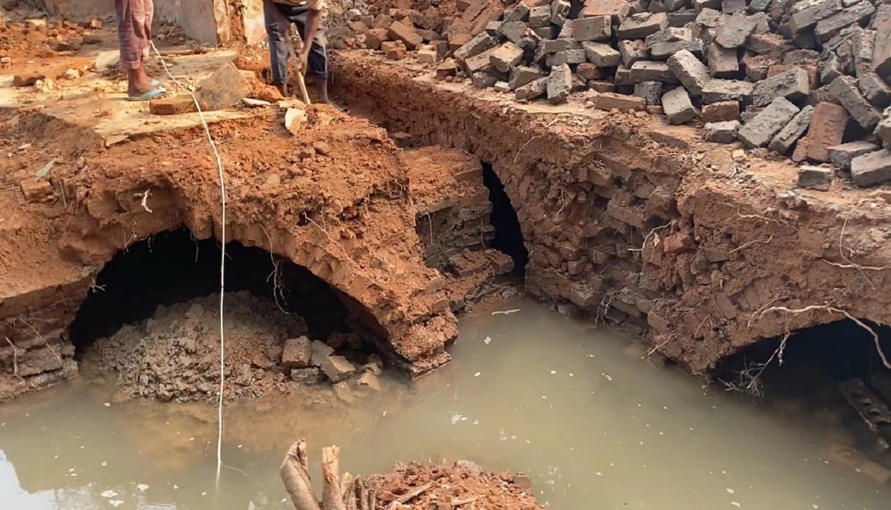 রাজশাহীতে পরিত্যক্ত প্রাসাদের নিচে রহস্যময় সুড়ঙ্গ