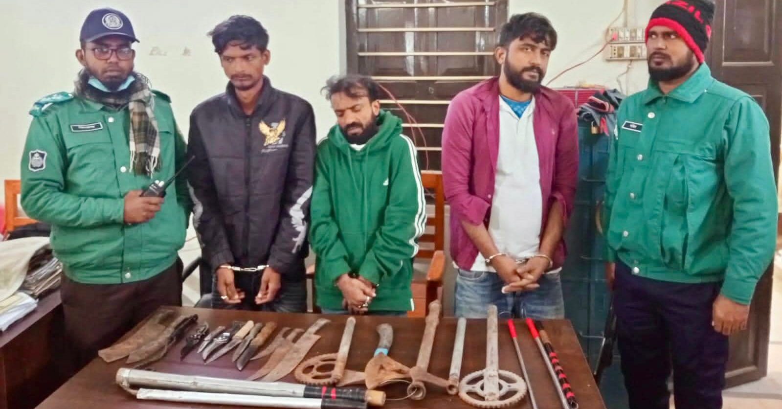 সেনাবাহিনীর হাতে দুই সহযোগীসহ রাজশাহীর ‘চাঁদাবাজ’ চান সওদাগর আটক