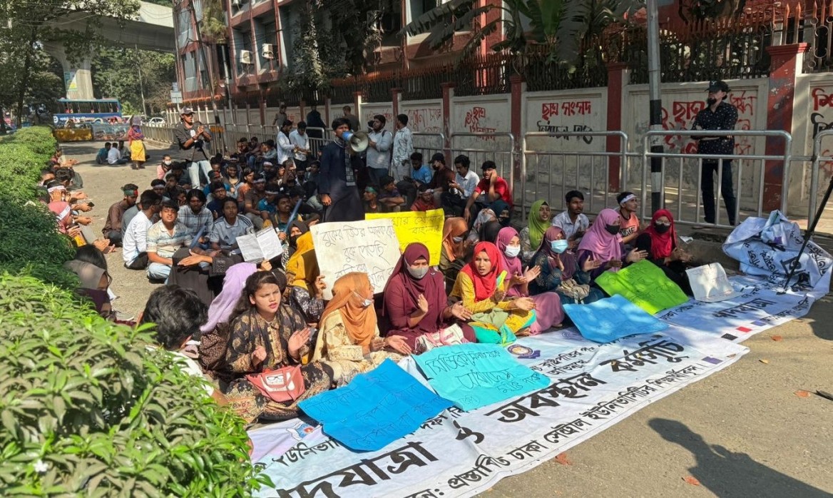 দ্বিতীয় দিনের মতো অবস্থান কর্মসূচিতে সাত কলেজ শিক্ষার্থীরা