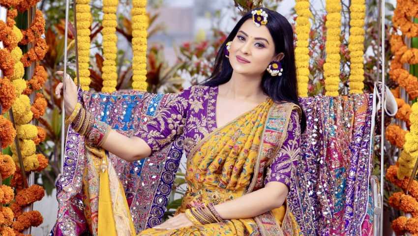 হলুদের সাজে নজর কাড়লেন বুবলী
