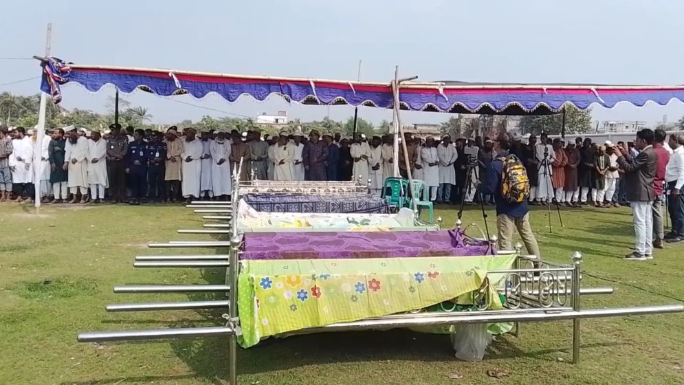 বাগেরহাটে নিহত একই পরিবারের ৯ সদস্যের দাফন সম্পন্ন